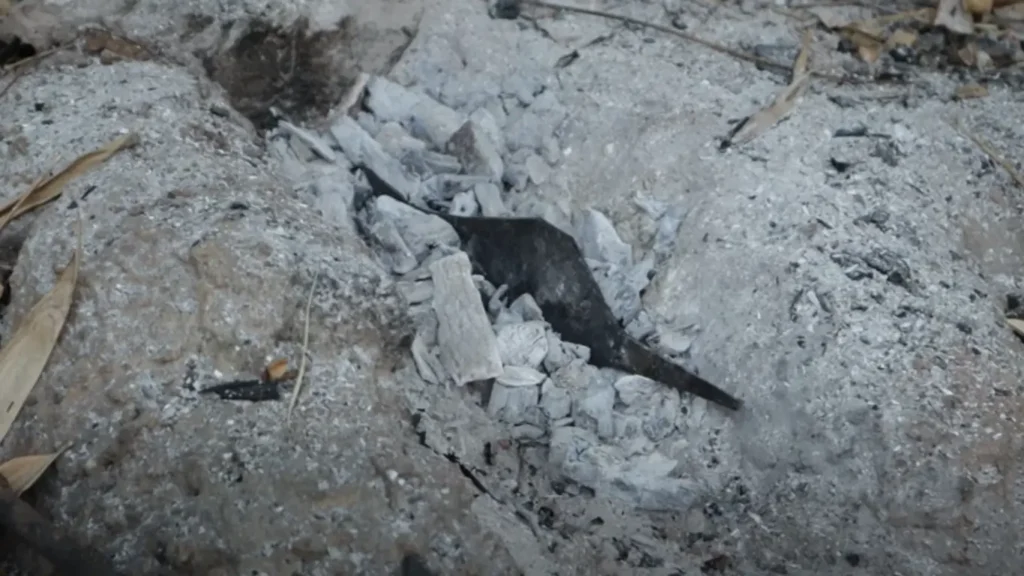 การอบคืนไฟมีดตอกบาร์เลื่อย