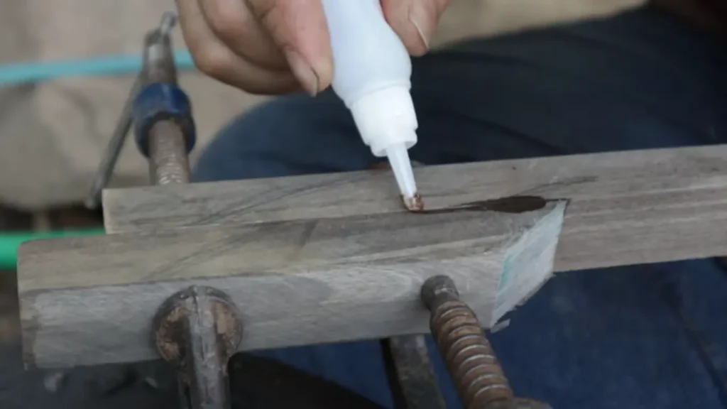 การเชื่อมด้ามมีดด้วยกาวร้อน