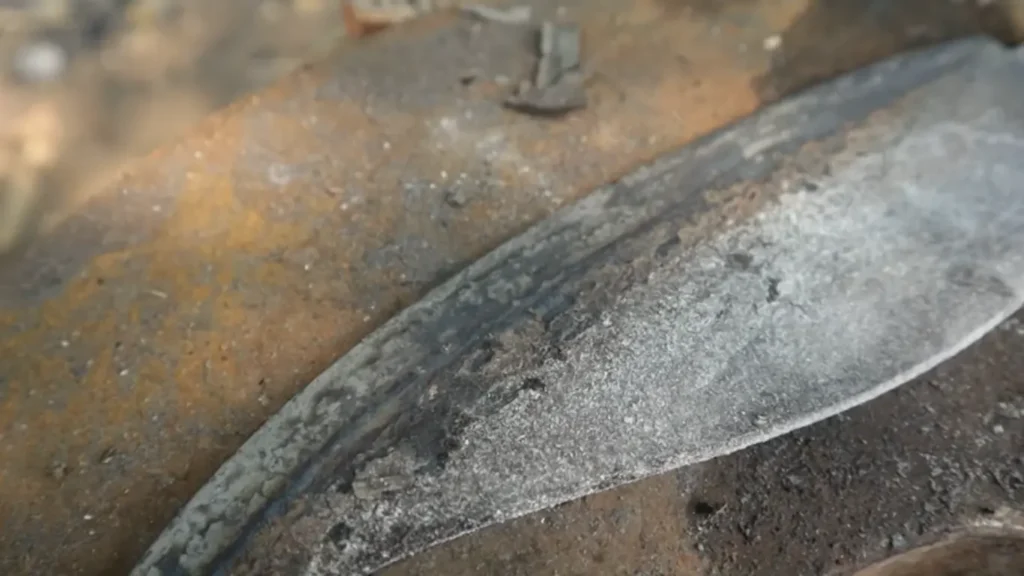 คมสีขาวของมีดตอกหลังชุบ